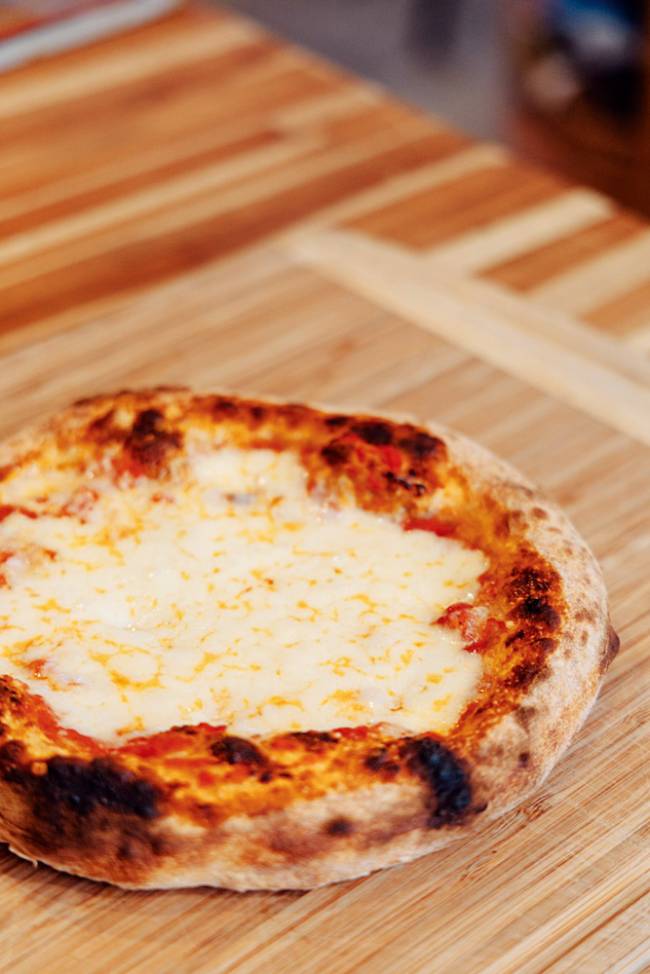 MICHELEMINERBO X ZESTZING-47.jpg foto da pizza pronta sobre bancada