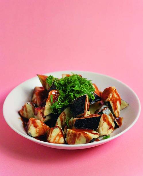 Berinjela: empanada e finalizada com cebolinha e molho adocicado de missô e shoyu Berinjela: empanada e finalizada com cebolinha e molho adocicado de missô e shoyu