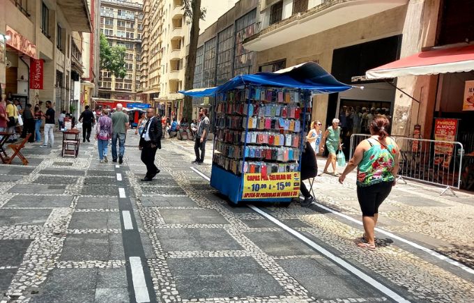 Faixas delimitando espaço para estacionamento rotativo de carros na rua Marconi, no Centro