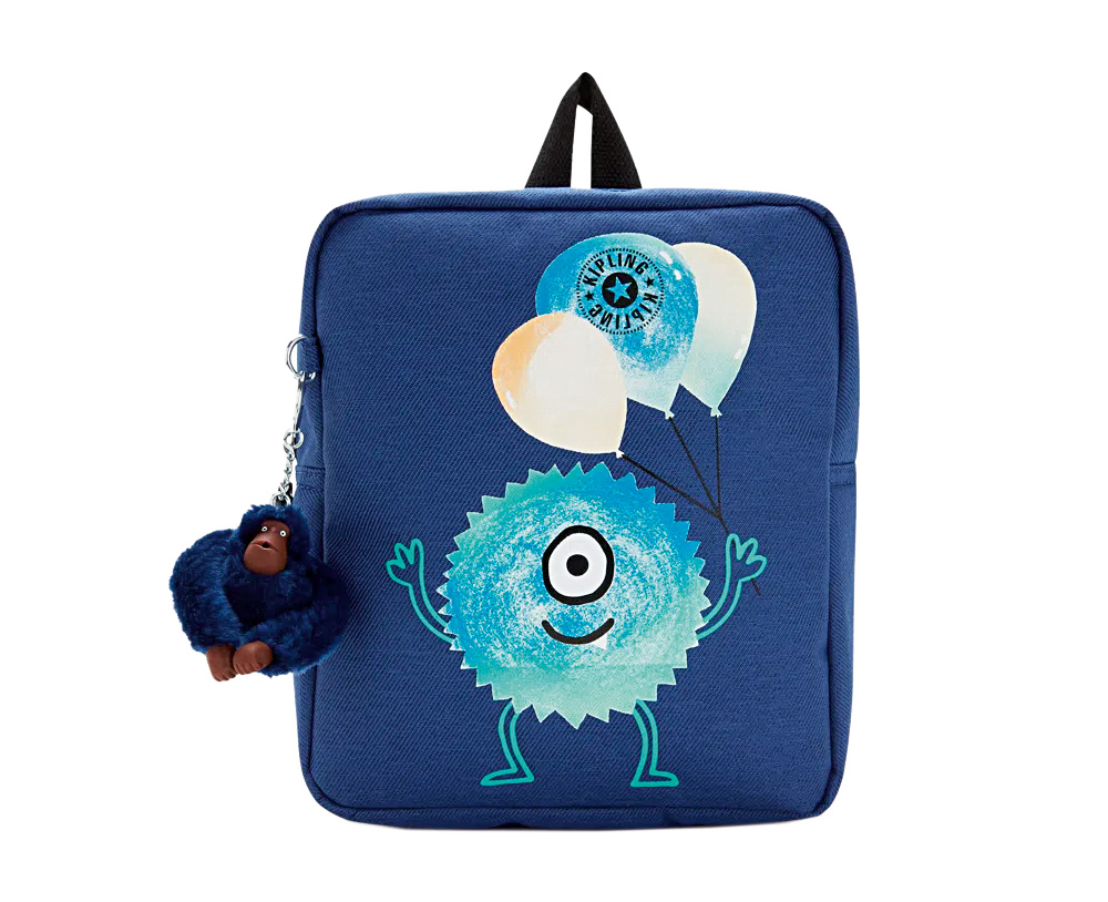 Mochila quadrada infantil da Kipling. Modelo para usar nas costas. Possui ilustração de um monstrinho azul redondo segurando balões na frente, além do chaveiro de macaco tradicional azul