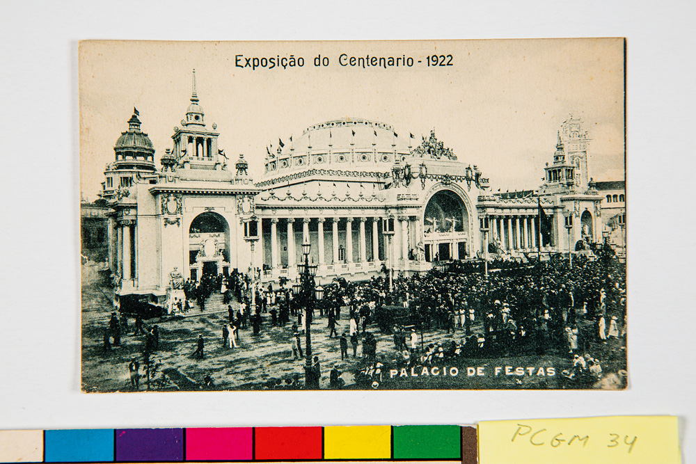 Imagem mostra foto em preto e branco de palácio com multidão na frente