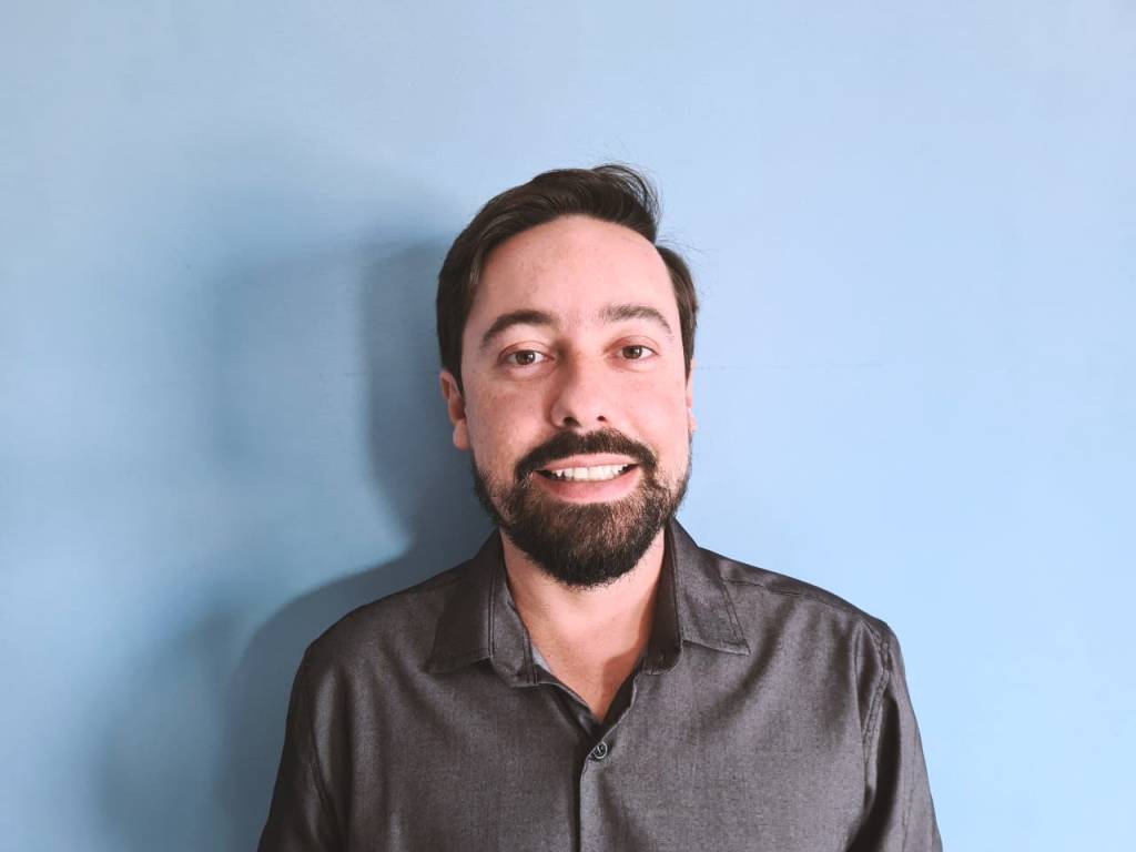 Rogerio de Oliveira Rogério de Oliveira é coordenador do Casarão Brasil (@casarao_brasil), que existe há catorze anos em São Paulo. Acredita que a felicidade só será completa quando a defesa dos direitos da população migrante e LGBTQIA+ estiver assegurada.