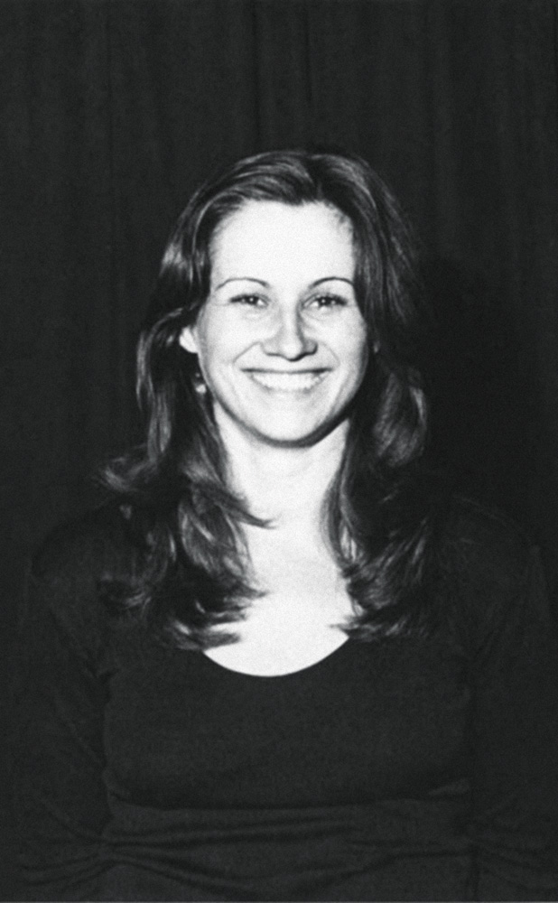 Foto de perfil em preto e branco de Vera Holtz quando jovem
