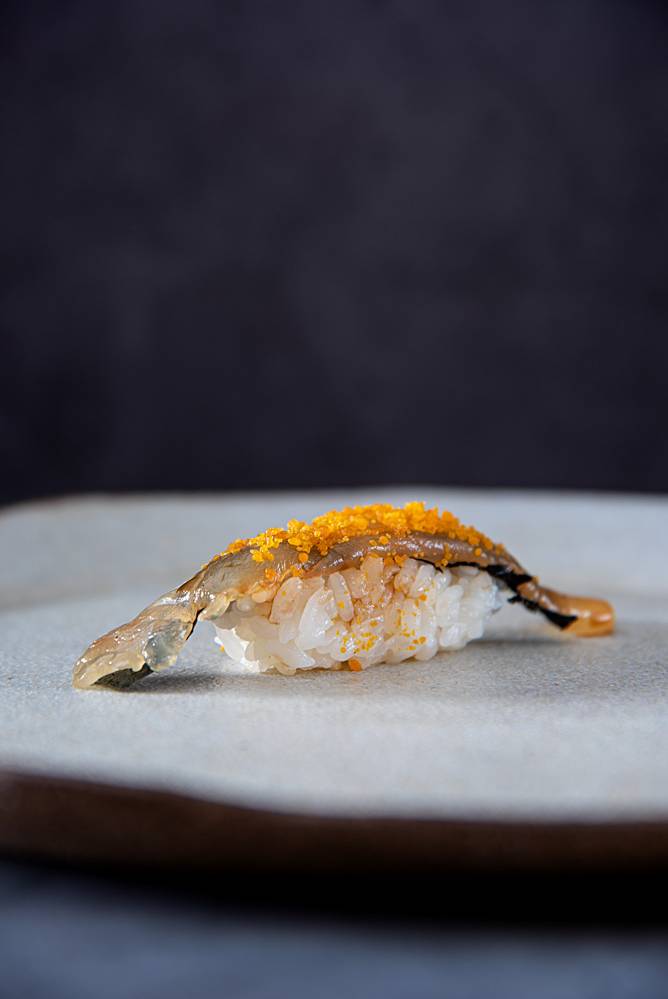 Linguado prensado na alga com farofinha de gema por cima – Sushi Vaz Linguado prensadona alga salpicado defarofinha de gema