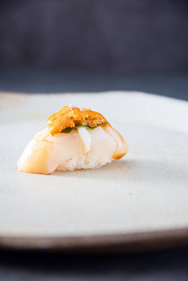 Vieira japonesa com ovas de peixe voador nacionais Sushi Vaz Vieira japonesa com ovas depeixe-voador