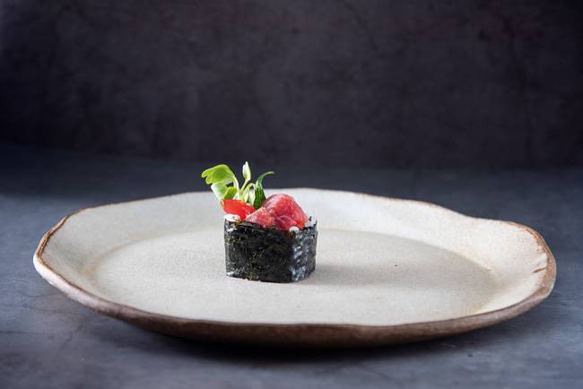 Futomaki de atum: com folhas de nabo e shissô