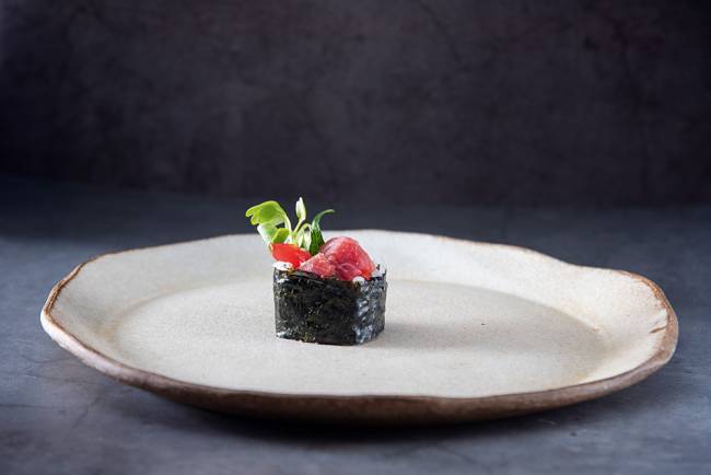 Futomaki Atum Sushi Vaz Futomaki de atum: com folhas de nabo e shissô