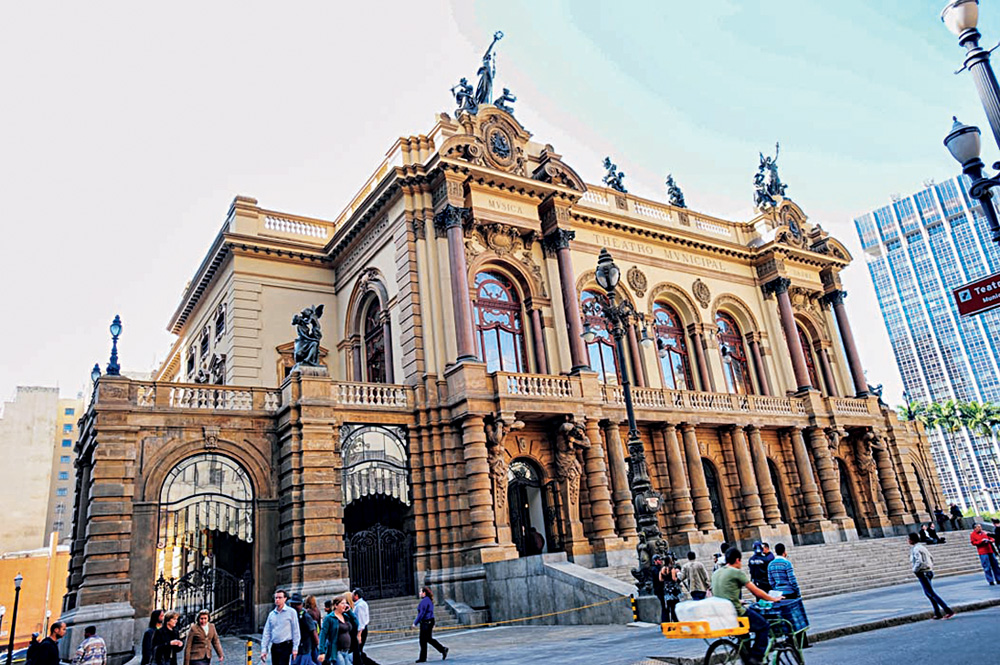 Imagem mostra fachada do Teatro Municipal de São Paulo