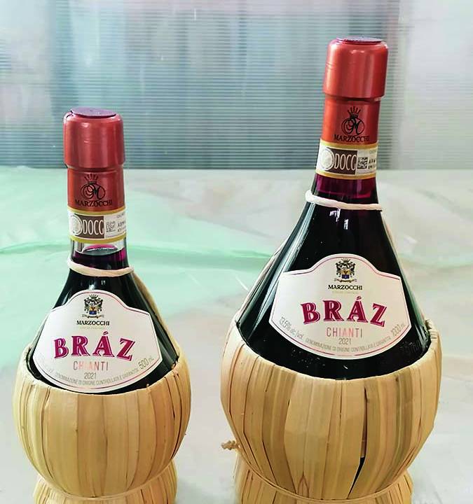 Duas garrafas de vinho em suporte de palha onde se lê Braz