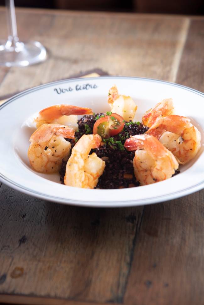 Virô Bistrô Prato branco de porcelana com camarões grandes e arroz negro