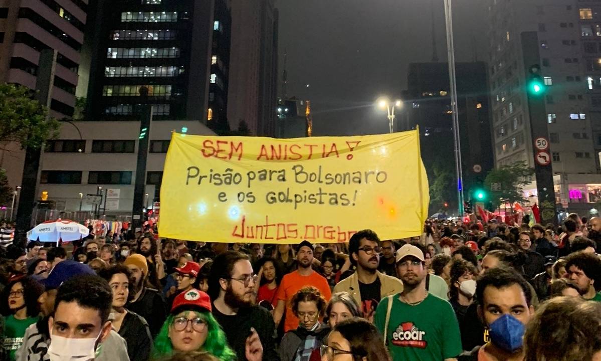 Manifestantes pedem punição a Jair Bolsonaro na Avenida Paulista