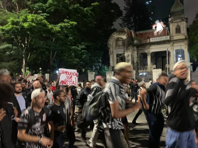 Torcida da Gaviões da Fiel participa do protesto Torcida da Gaviões da Fiel participa do protesto