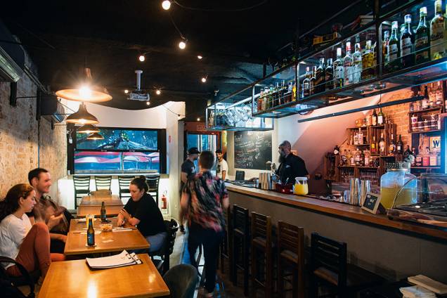 Ambiente interno: bons drinques e petiscos no bar em Pinheiros