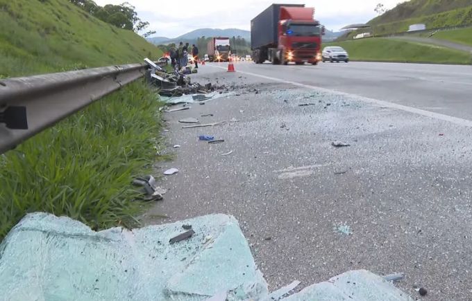 Acidente envolvendo ônibus e caminhão deixa 24 feridos na Bandeirantes