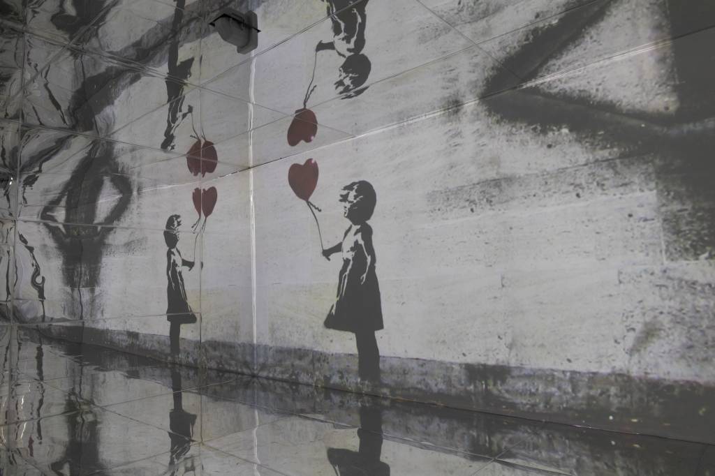 Banksy São Paulo Imagem mostra projeção de desenho de menina segurando balão