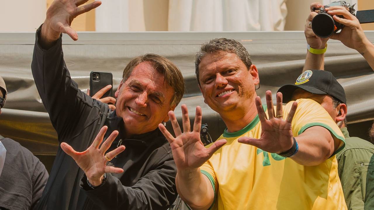 Bolsonaro e Tarcísio juntos em evento de campanha em Sorocaba, em setembro de 2022.