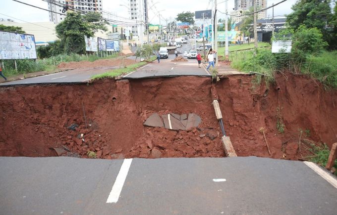 Cratera que se formou no asfalto em uma avenida da cidade de Araraquara