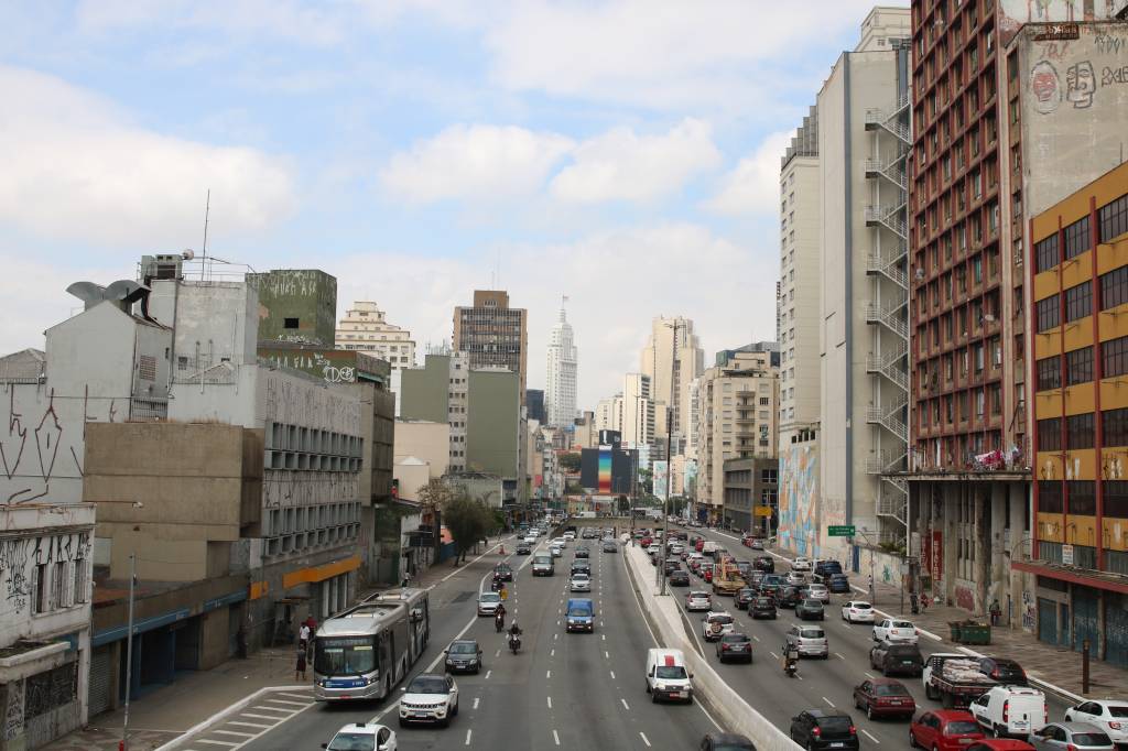 São Paulo - Trânsito na Avenida Tiradentes.