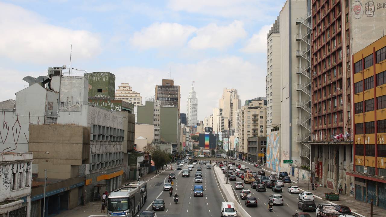 São Paulo - Trânsito na Avenida Tiradentes.