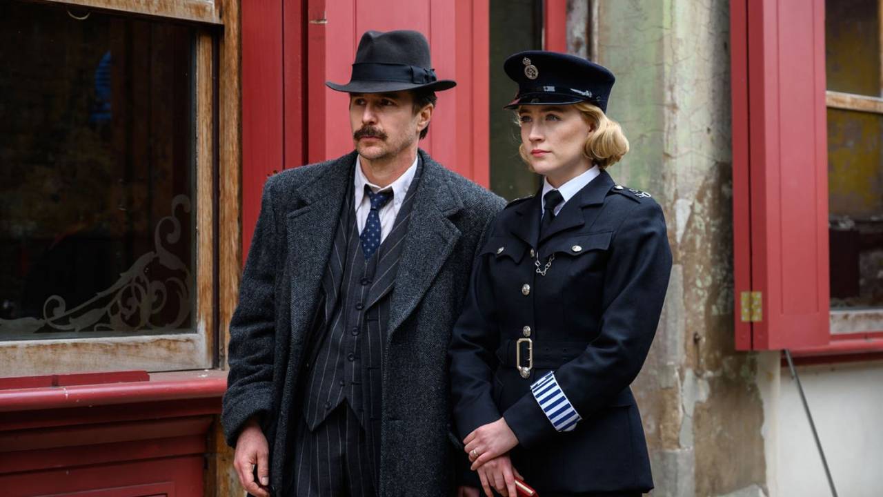 Sam Rockwell e Saoirse Ronan: suspense policial
