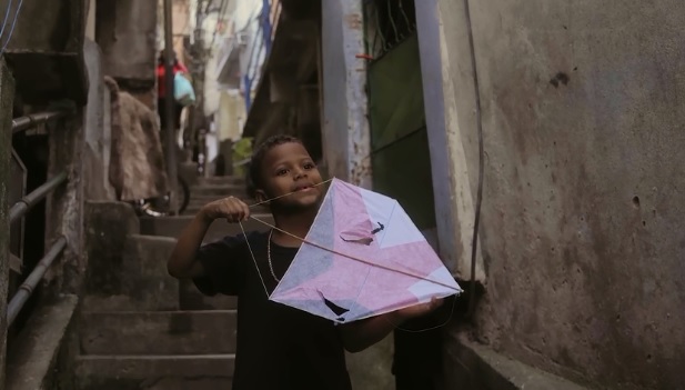 menino com uma pipa na mão