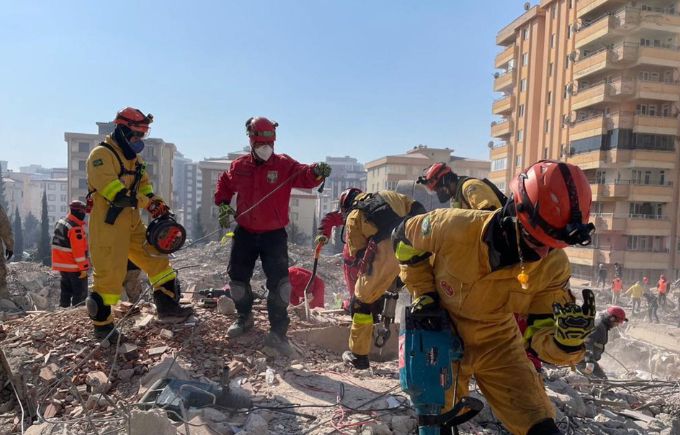 Bombeiros paulistas trabalham nos escombros para tentar localizar vítimas do terremoto na Turquia