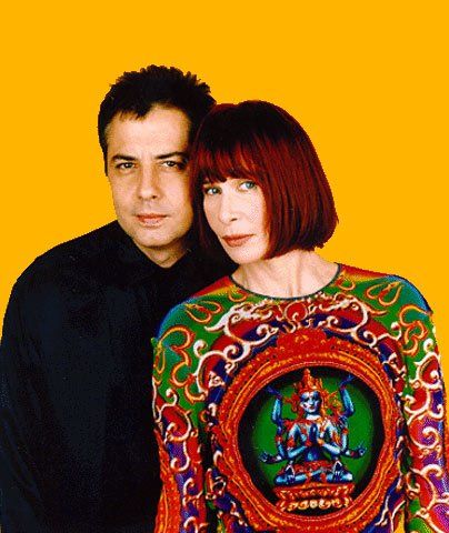 Rita Lee Imagem mostra mulher ruiva e homem de cabelo preto colados um no outro