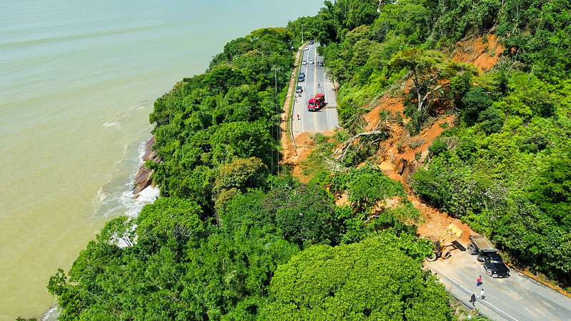 Rodovias que dão acesso ao Litoral Norte foram bloqueadas.