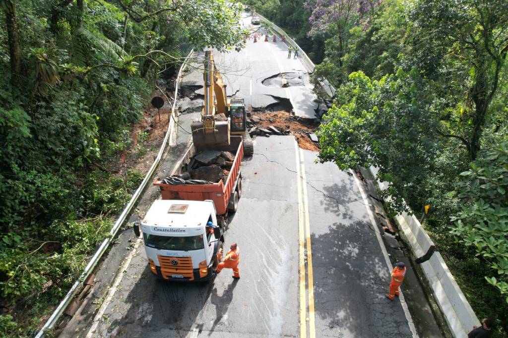 Operários trabalham na reconstrução da rodovia Mogi-Bertioga