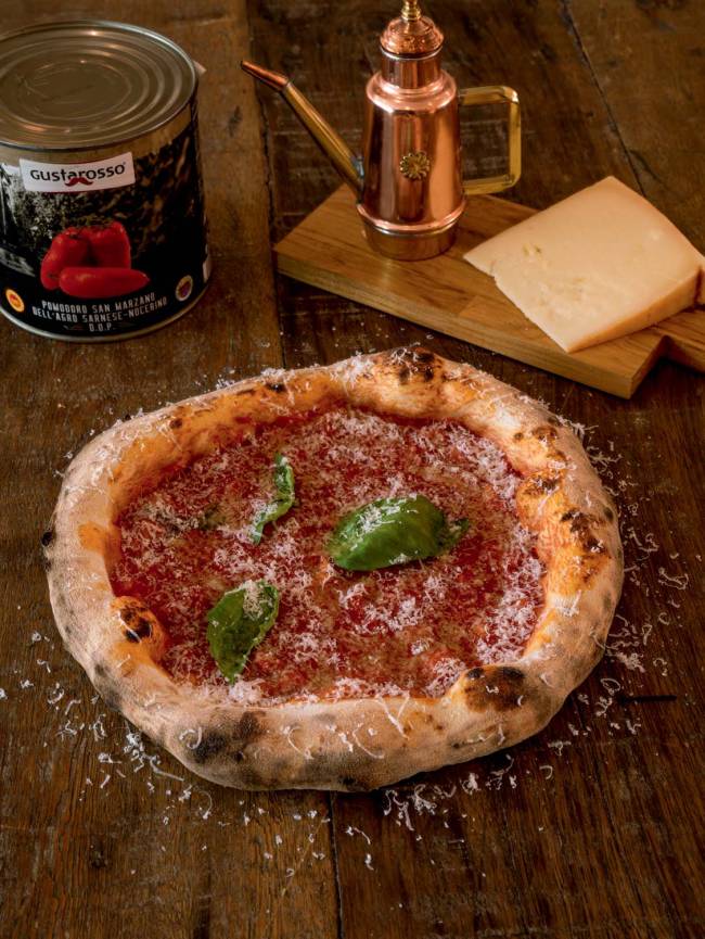 Bráz cosacca Pizza sobre balcão de madeira