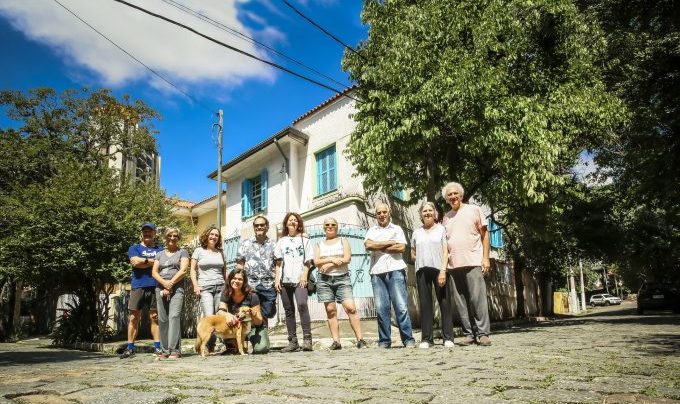 Moradores de praça na Vila Mariana: briga por tombamento