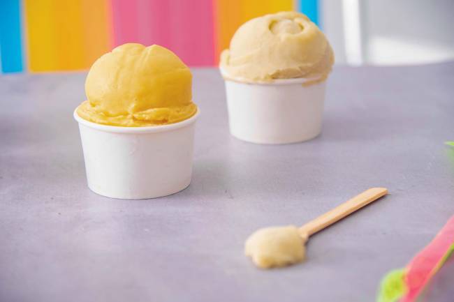 Dois potes de sorvete, à esquerda mais amarelo e o da direita, mais claro