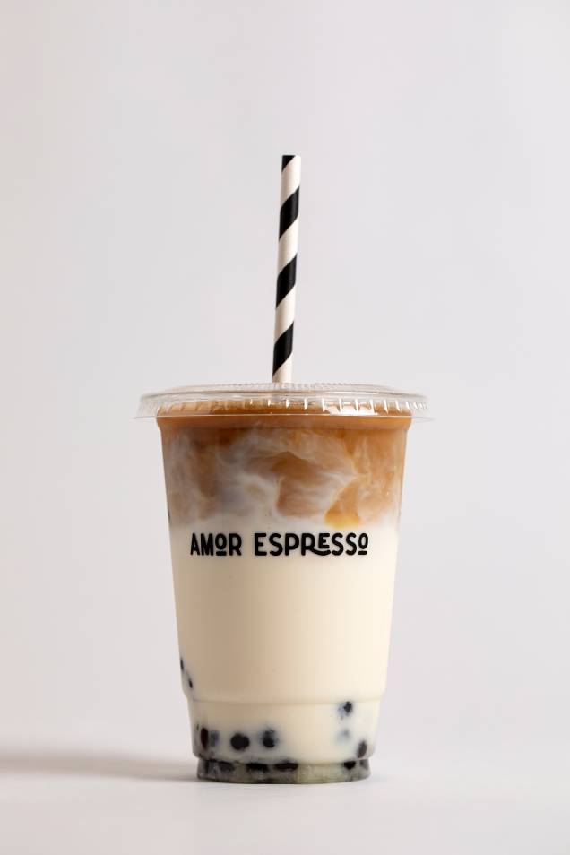 Dari iced: expresso, leite, essência de macadâmia e bobbas (bolinhas de tapioca mastigáveis)