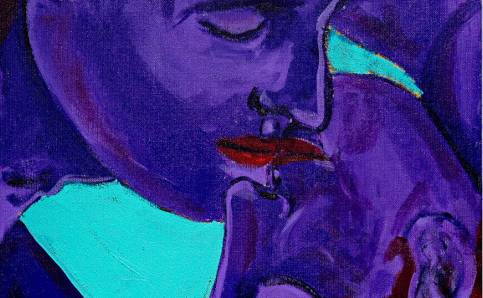 Imagem mostra pintura azul e roxa mostrando duas pessoas se beijando