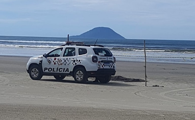 Imagem mostra viatura da polícia na praia