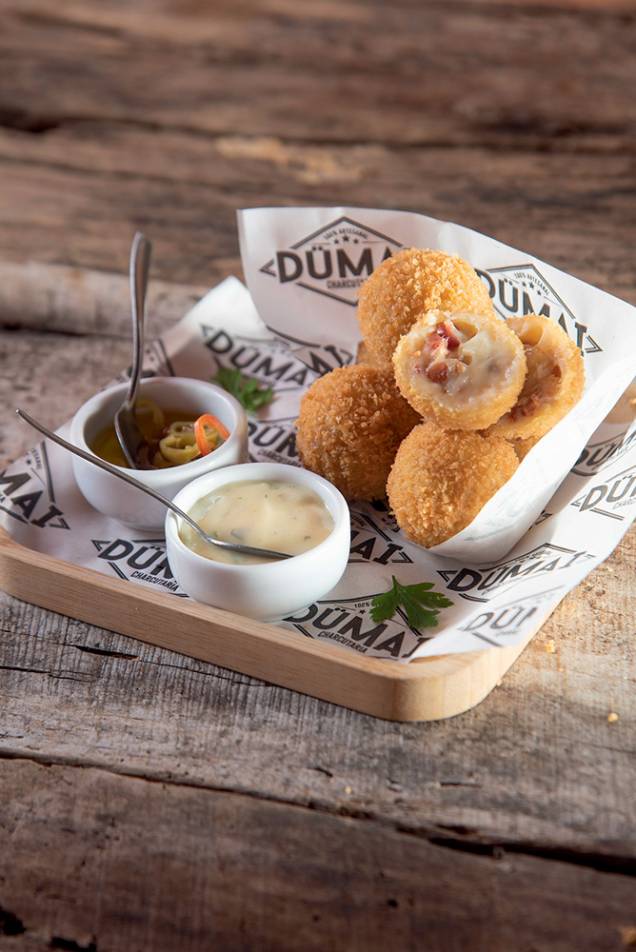 Bolinho de queijos com bacon: parmesão, meia cura e da Serra da Canastra