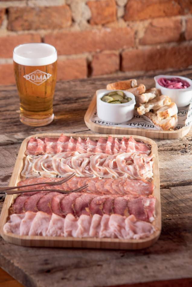 Tabua mista: pode incluir defumados como pastrami e lombo e curados como salame e pancetta, mais picles e pão Tabua mista: pode incluir defumados como pastrami e lombo e curados como salame e pancetta, mais picles e pão