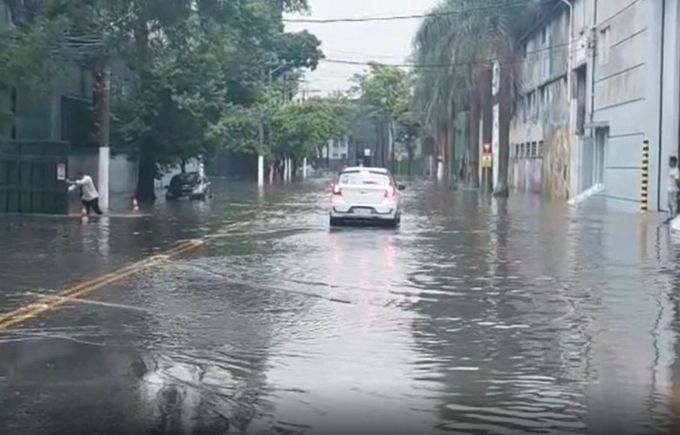 Chuva forte causou vários alagamentos na cidade de São Paulo