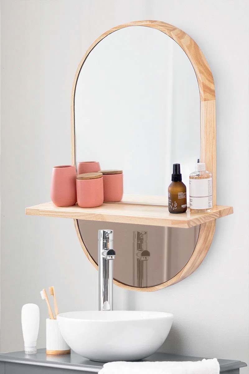 Espelho oval em madeira clara com prateleira no meio