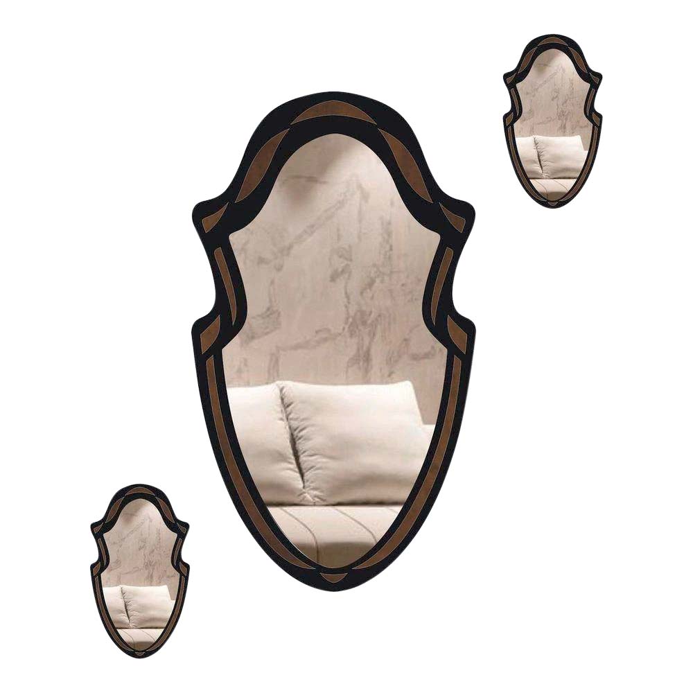 Espelho de luxo com moldura em MDF escura com detalhes claros
