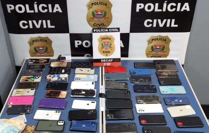 Mulheres foram presas com cerca de 60 celulares
