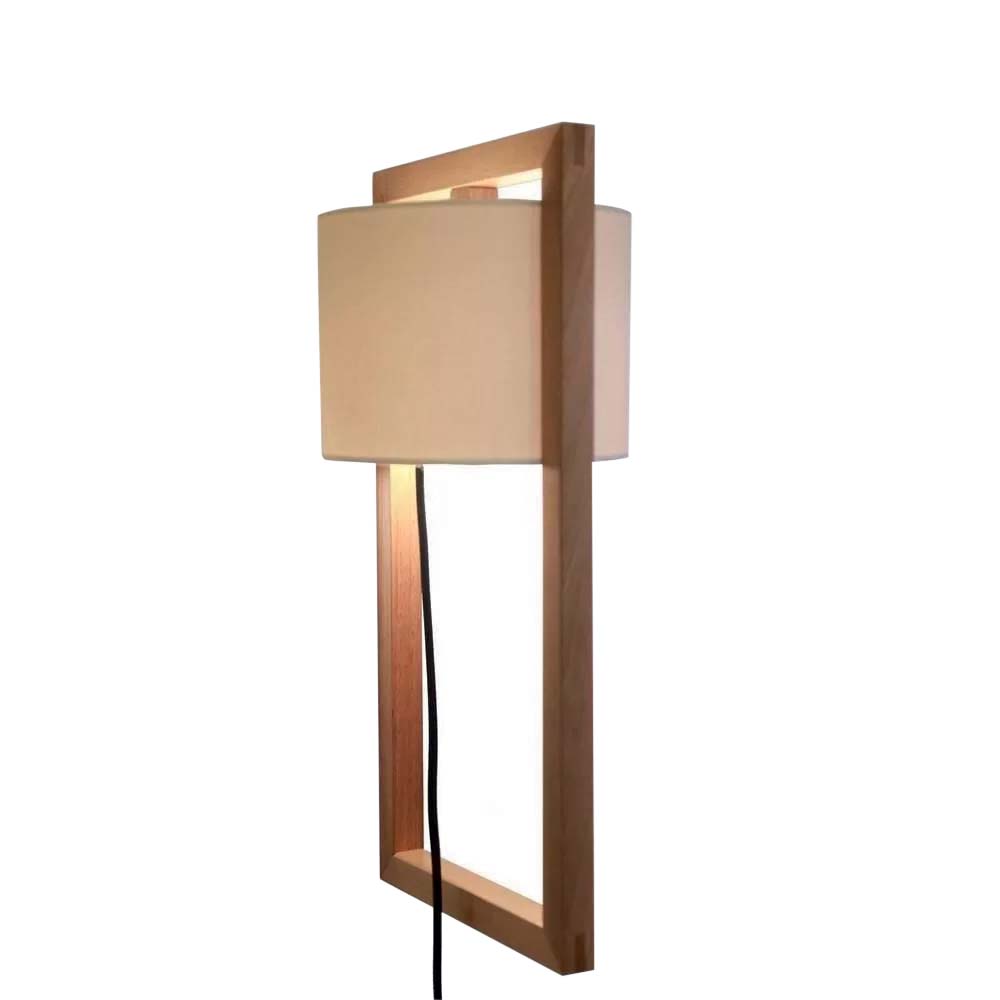 Lumin&aacute;ria de parede com base retangular de madeira e c&uacute;pula bege de linho