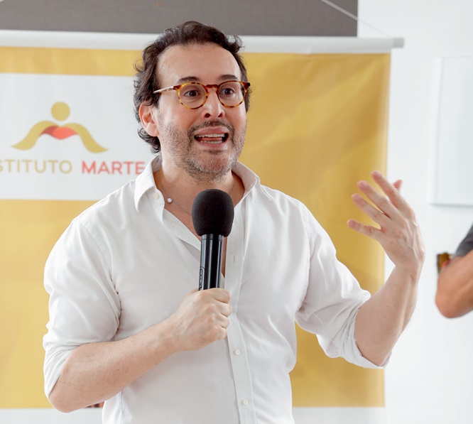 O trabalho social do cabeleireiro Marcos Proença em startup de Paraisópolis
