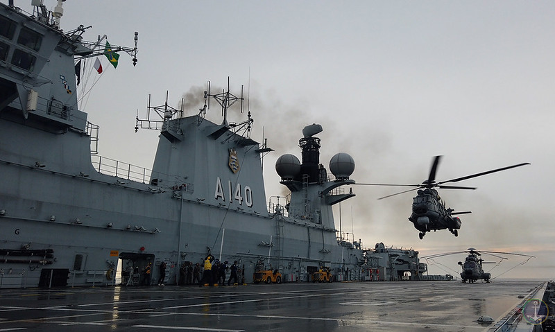 O Navio-Aeródromo Multipropósito “Atlântico” também dispõe de seis helicópteros que poderão ser empregados nas ações de resgate
