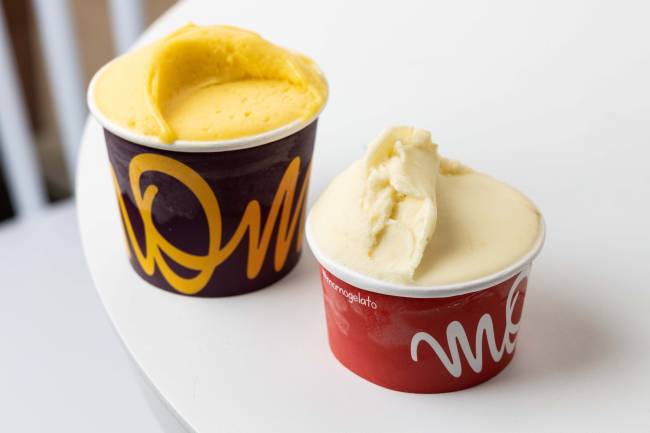Dois potes de sorvete, um com um amarelo, maior, e outro com um branco
