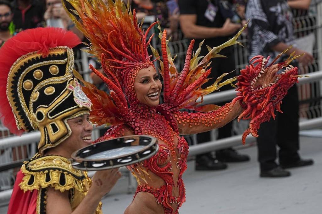 Sabrina Sato durante desfile da Gaviões da Fiel no Carnaval 2023.