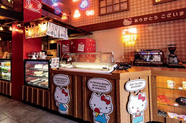 Café com ambiente decorado com desenhos da Hello Kitty, luzes temáticas e coloridas