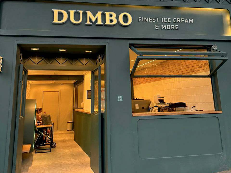 Fachada da loja com os dizeres 'Dumbo'