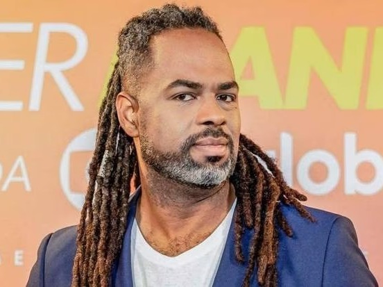 Casa de Manoel Soares em SP é invadida e apresentador luta com assaltante