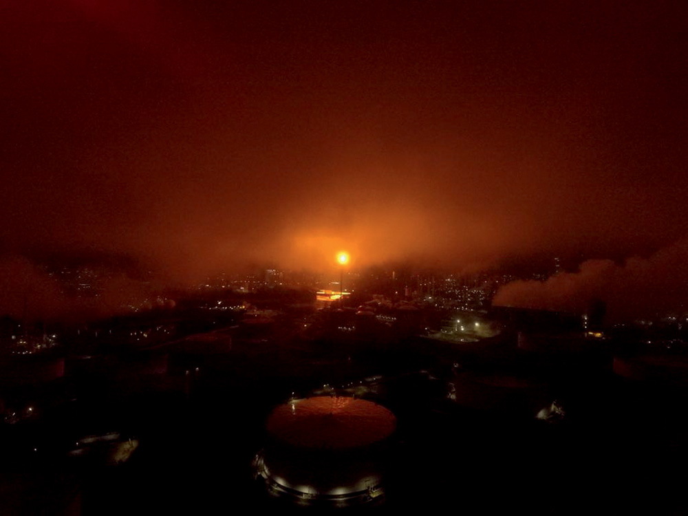 Parque São Rafael tomado por fumaça vinda de indústrias petroquímicas.